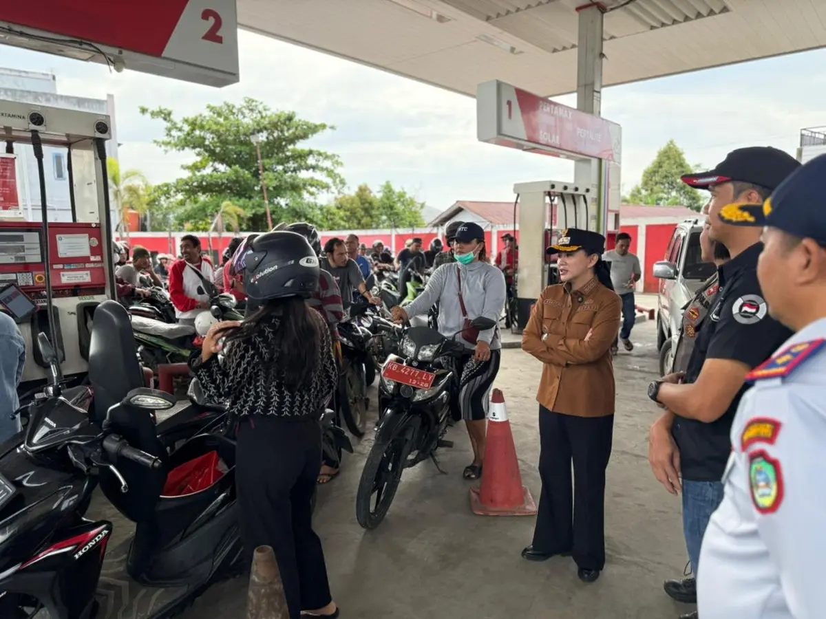 Antrean BBM di Landak Meningkat, Karolin Tinjau Langsung ke SPBU Ngabang