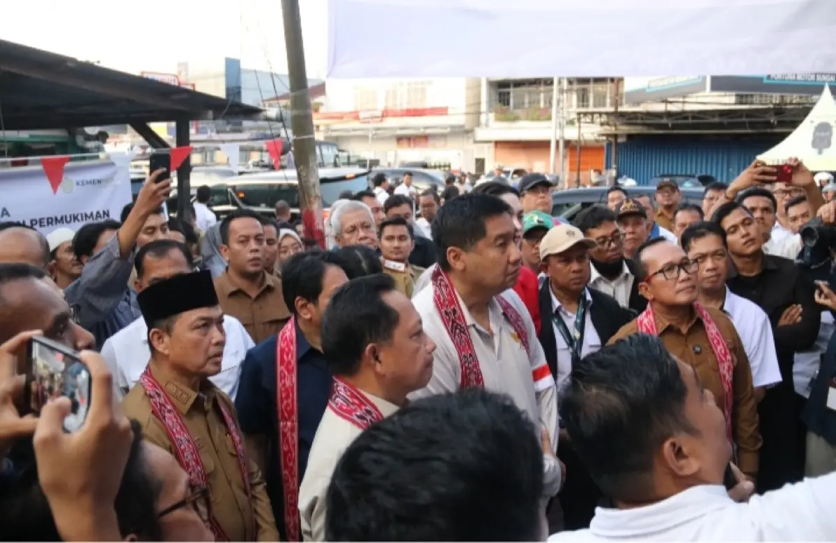 Bersama Menteri PKP dan Mendagri, Gubernur Ria Norsan Tinjau Penataan Kawasan Kumuh Desa Parit Baru