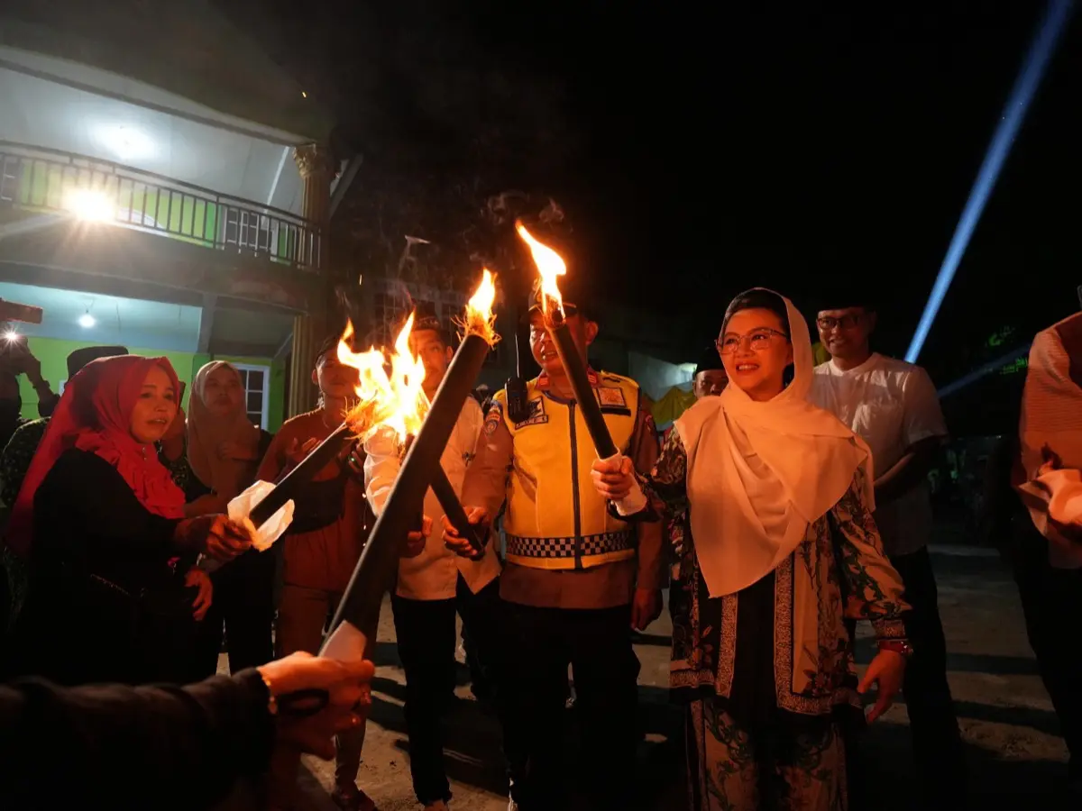 Bupati Karolin: Pawai Obor Cerminkan Kebersamaan Warga Landak