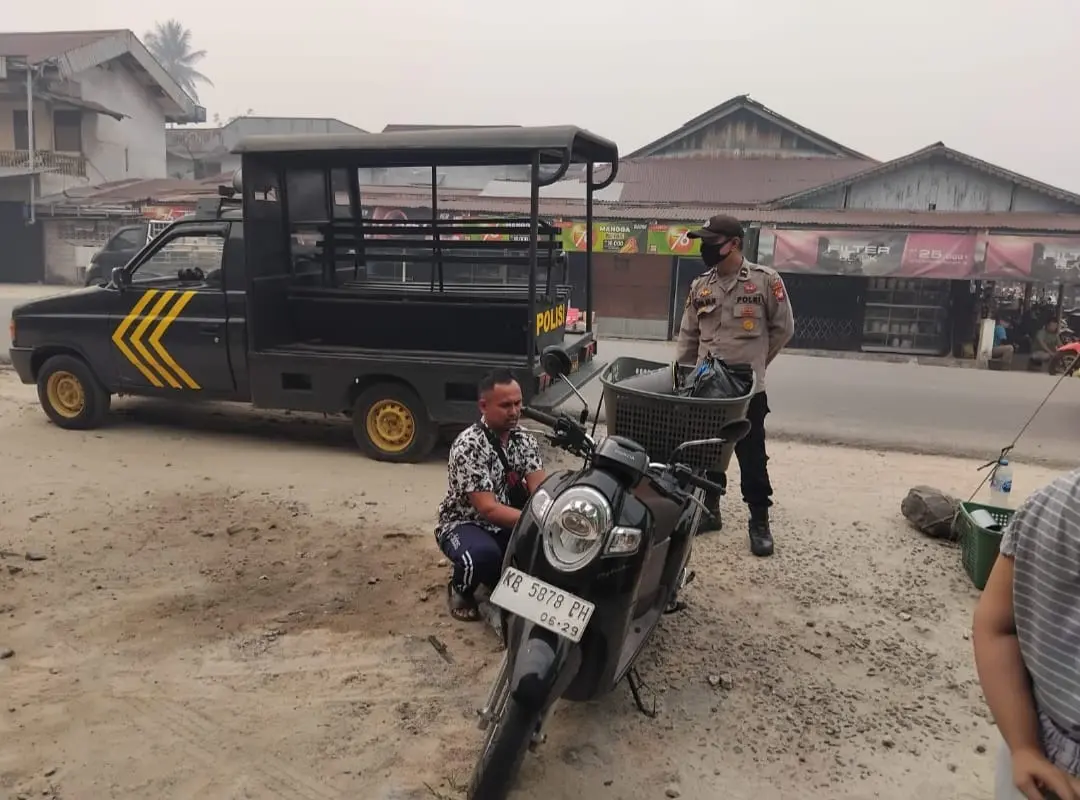 Patroli Siang di Tengah Kabut Asap, Polisi Ajak Warga Lindungi Diri dengan Masker