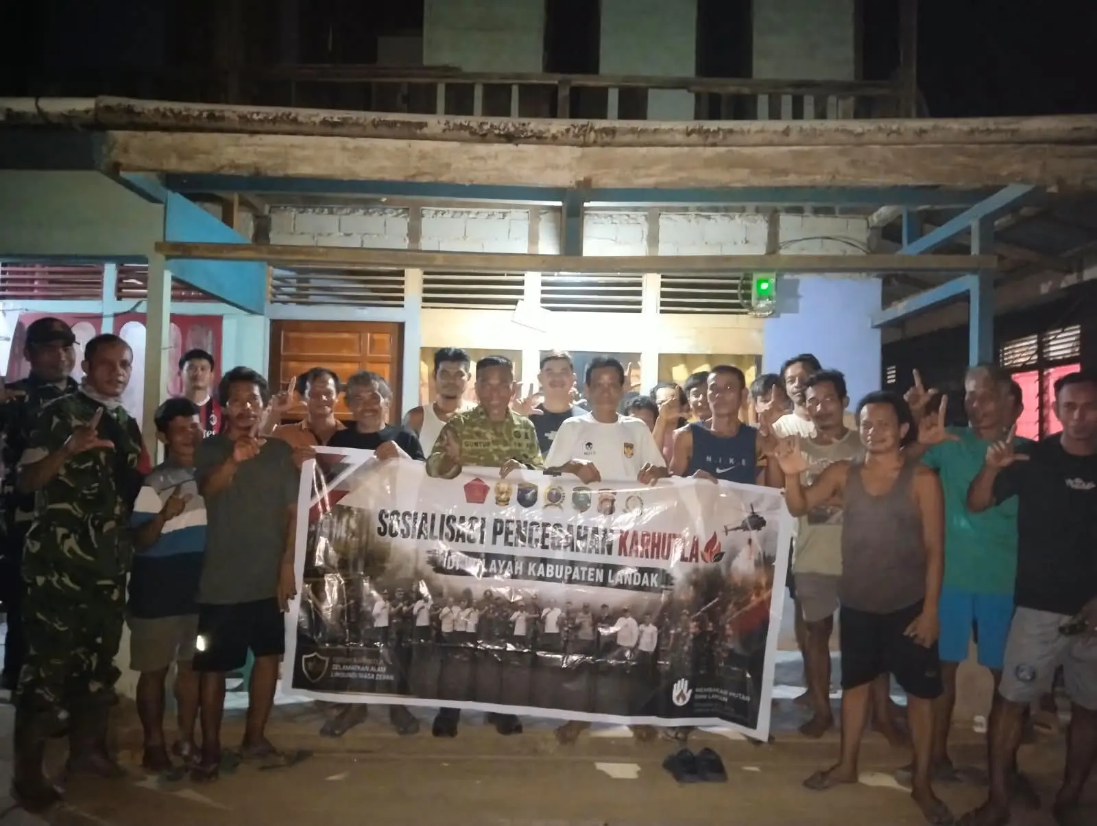 Hingga Malam, Tim Mabes TNI Gencarkan Edukasi Pencegahan Karhutla di Desa Sumedang