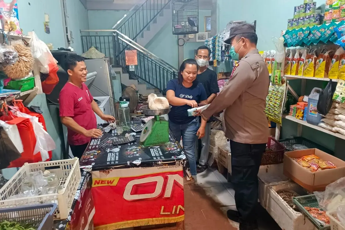 Kabut Asap Menebal, Personel Polsubsektor Sompak Bagikan Masker kepada Warga