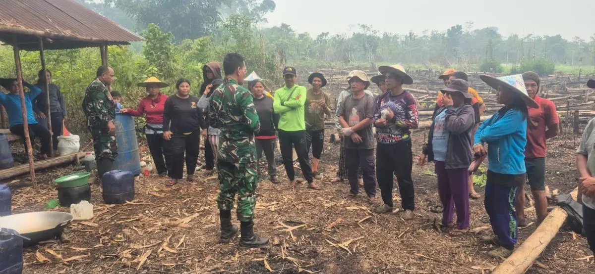 Perkuat Kesadaran Masyarakat, Tim Mabes TNI Gencarkan Sosialisasi Pencegahan Karhutla di Desa Parek