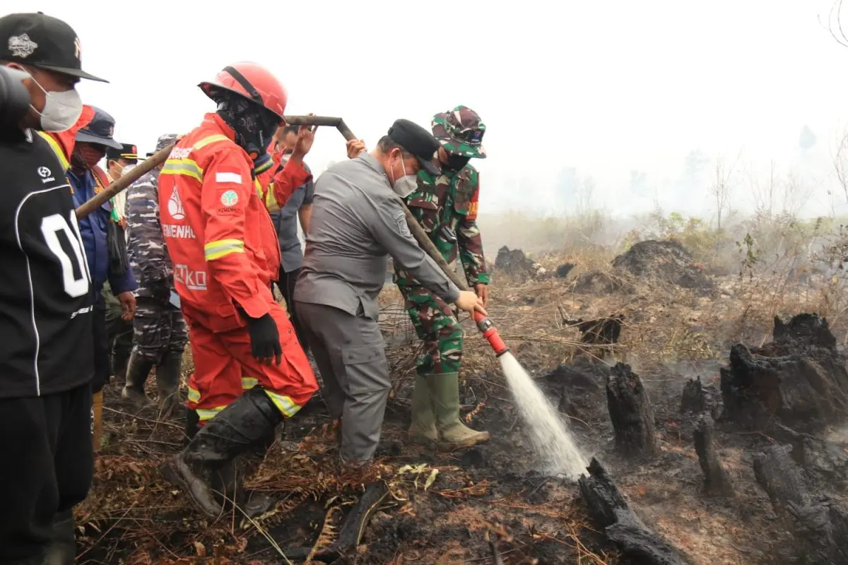 Gubernur Ria Norsan Turun Langsung Pantau Karhutla, Patikan Pemadaman dan Dukungan untuk Tim di lapangan