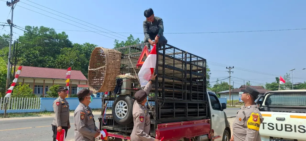 30 Bendera Merah Putih Dibagikan, Polsek Sungai Tebelian Bangkitkan Semangat Nasionalisme Warga