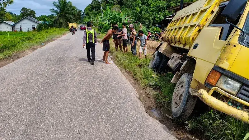 Motor dan Dump Truk Tabrakan di Sekadau–Sintang, Pengendara Luka Parah