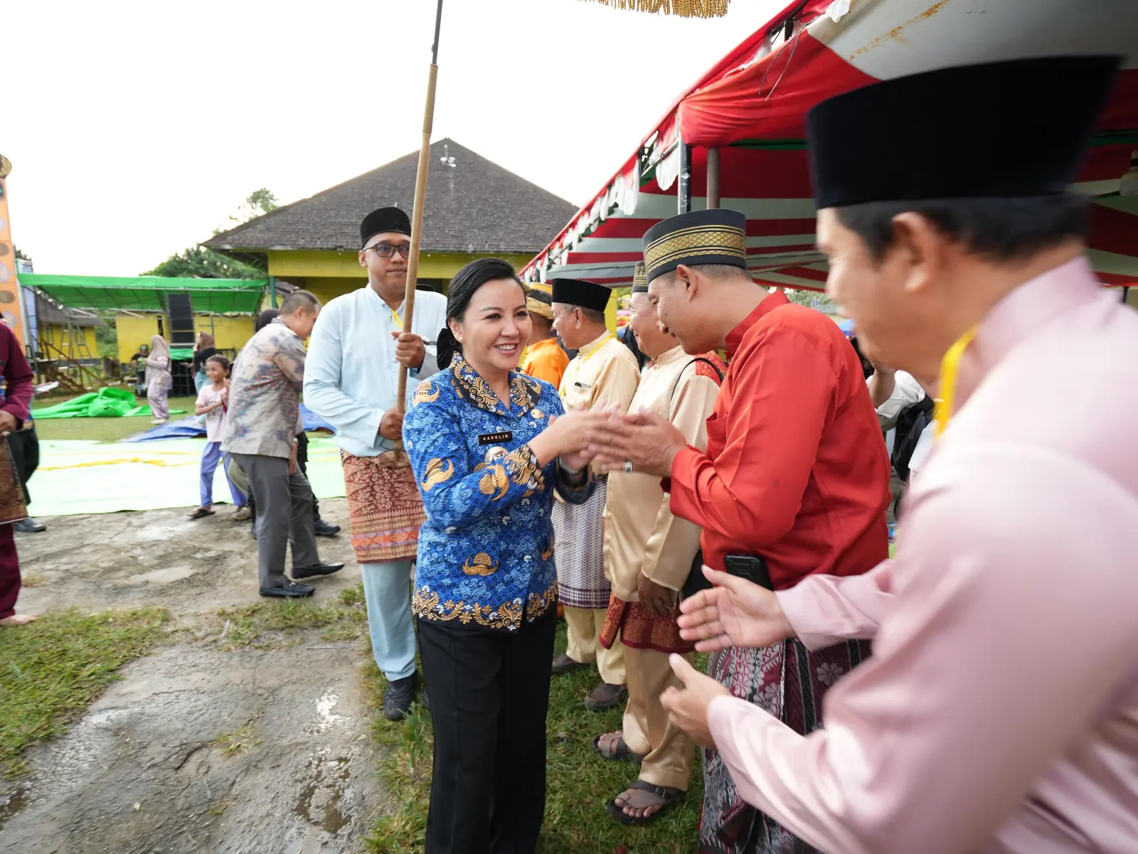 Hadiri Makan Saprahan Tumpang Negeri ke 25 di Keranton Ismayana Landak, Bupati Karolin: Tradisi dan Budaya Harus Dilestarikan