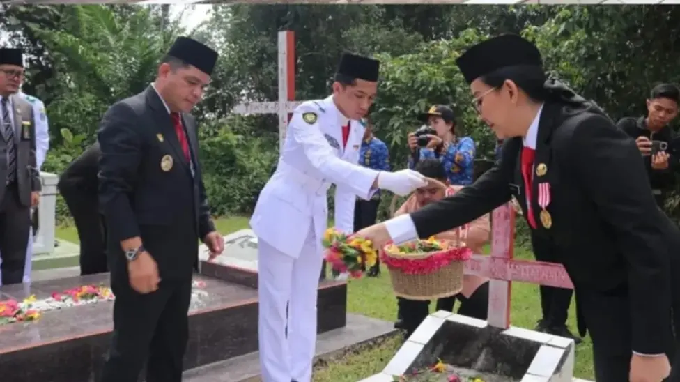 Bupati Karolin Tabur Bunga di Makam Juang Landak, Peringati Hari Pahlawan 10 November