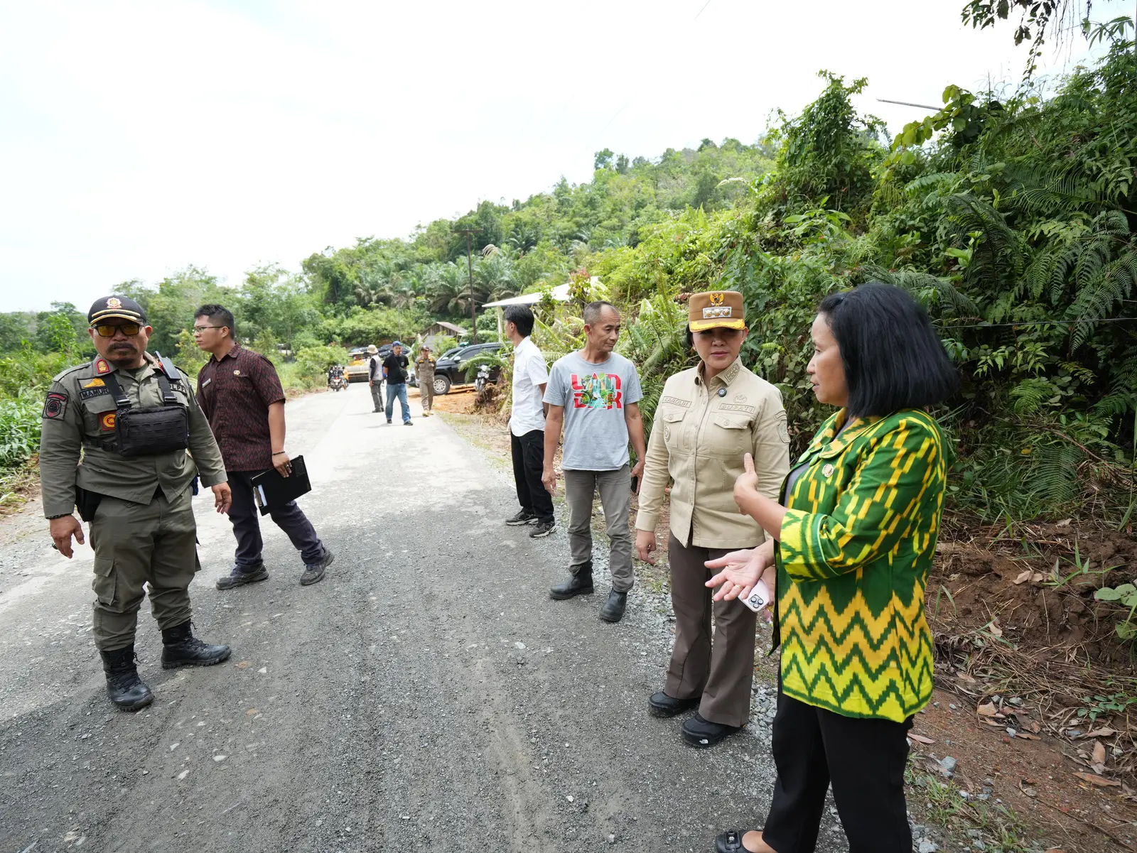 Bupati Karolin Meninjau Perbaikan Jalan Karangan-Salumang Mempawah Hulu