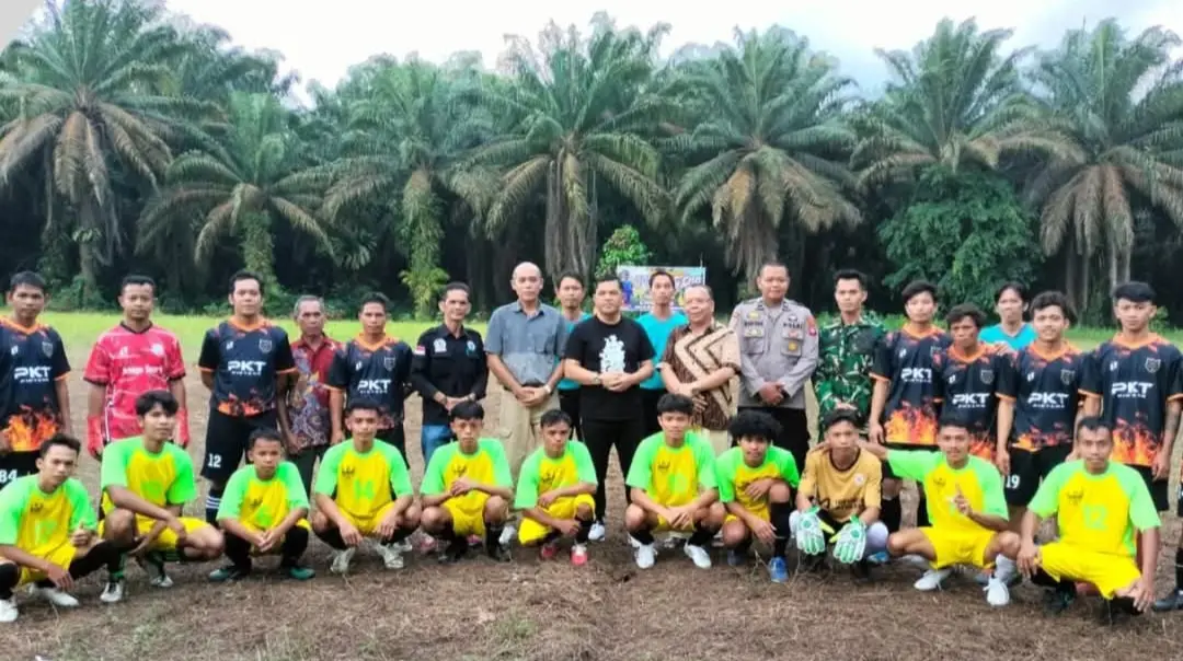 Wakil Bupati Landak Buka Open Tournament Sepak Bola Natal Cup Desa Gombang Tahun 2025