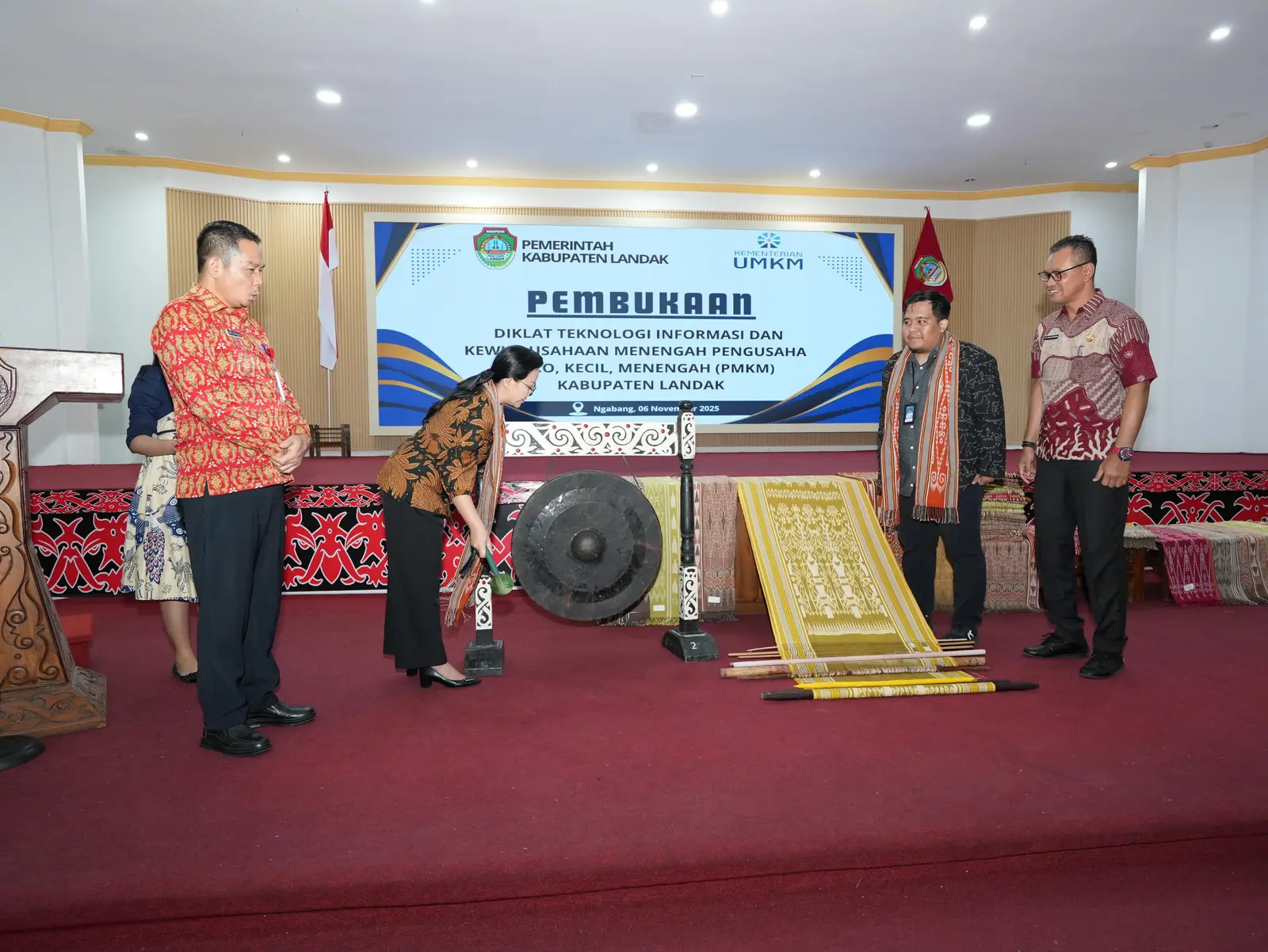 Bupati Karolin Buka Diklat Teknologi Informasi dan Kewirausahaan Menengah PMKM Landak