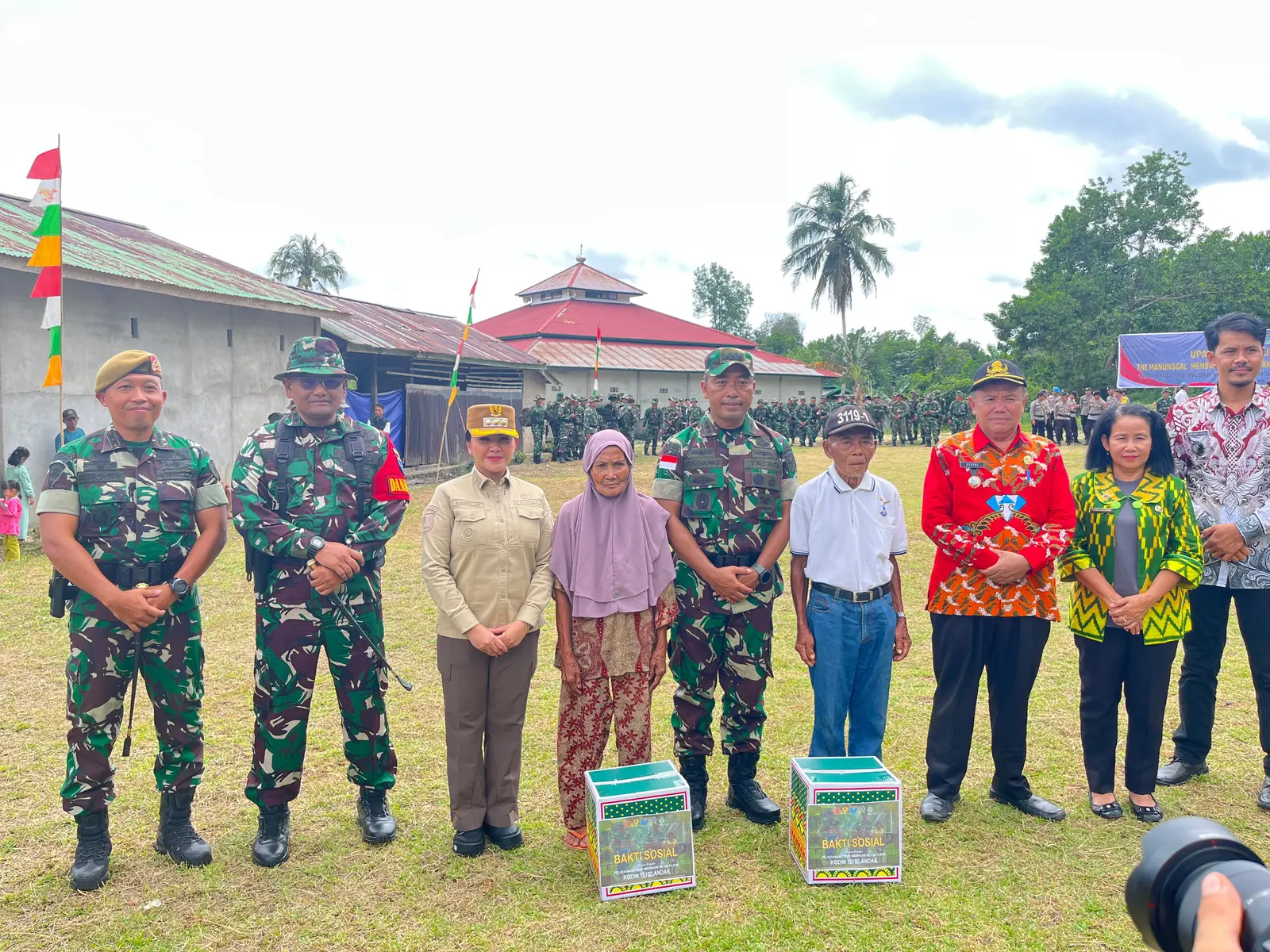Bupati Landak Karolin Hadiri Penutupan TMMD Imbangan ke-126 di Desa Garu Landak