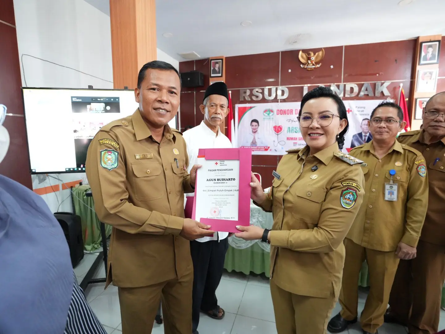 Bupati Karolin Sekaligus Ketua PMI Landak Berikan Penghargaan di HUT ARSADA ke-25