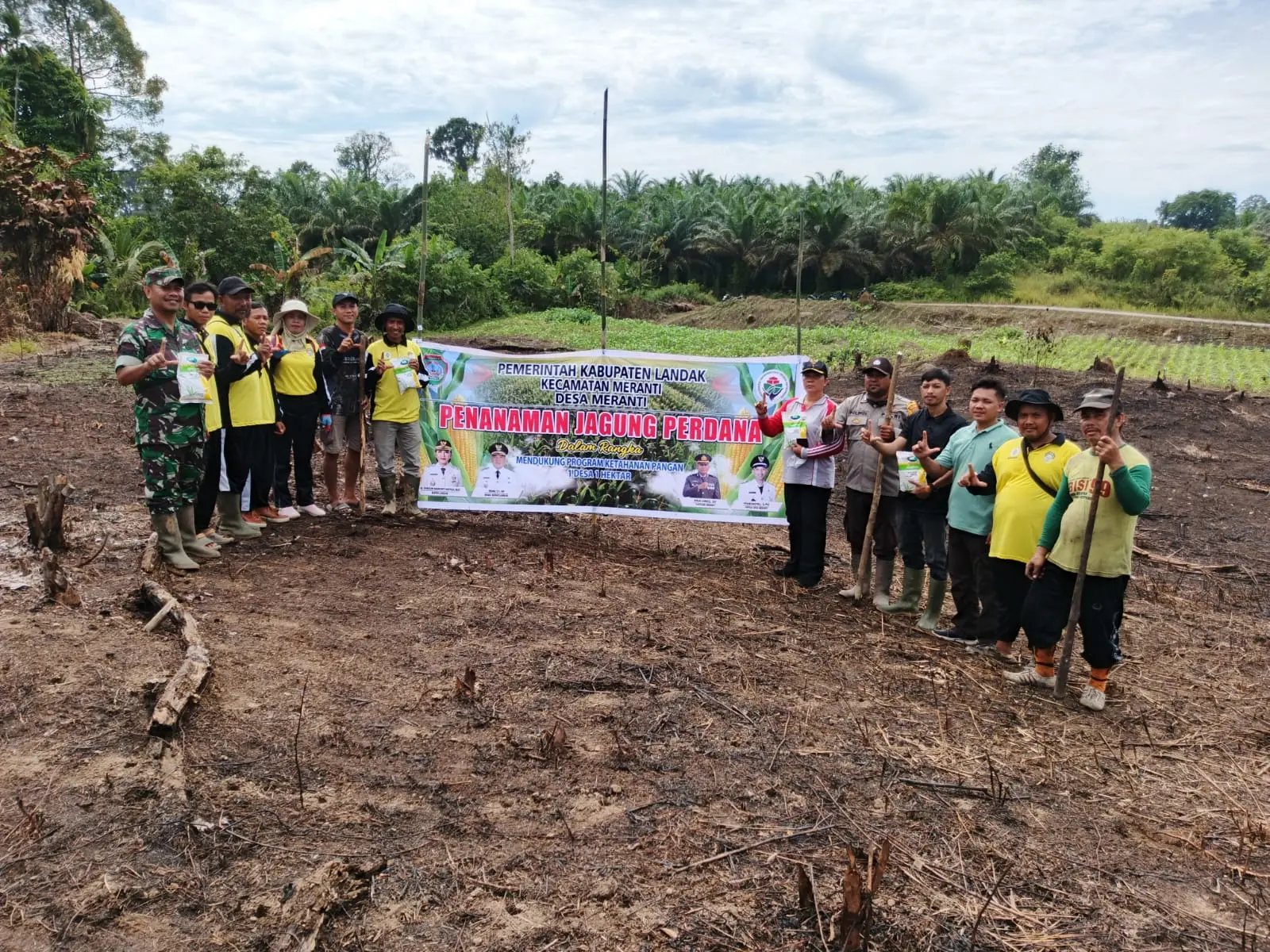Camat Meranti dan Koramil 05/Menyuke Dukung Penanaman Jagung Perdana BUMDes Tunas Sejahtera Meranti