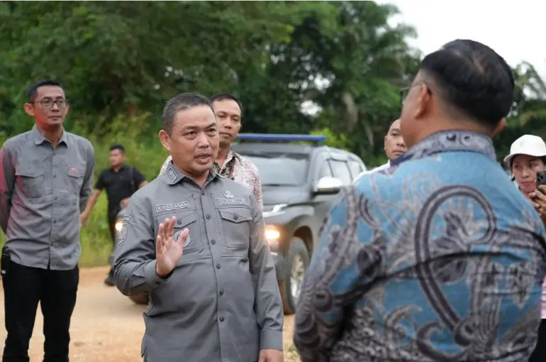 GUBERNUR RIA NORSAN TINJAU RENCANA PEMELIHARAAN JALAN PROVINSI DI KAB. LANDAK