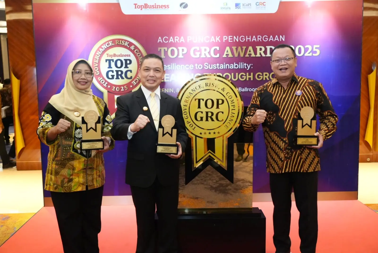 RAIH TIGA PENGHARGAAN TERTINGGI TOP GRC 2025, GUBERNUR RIA NORSAN OPTIMIS PELAYANAN BANK KALBAR LEBIH MAJU DAN KOMPETITIF