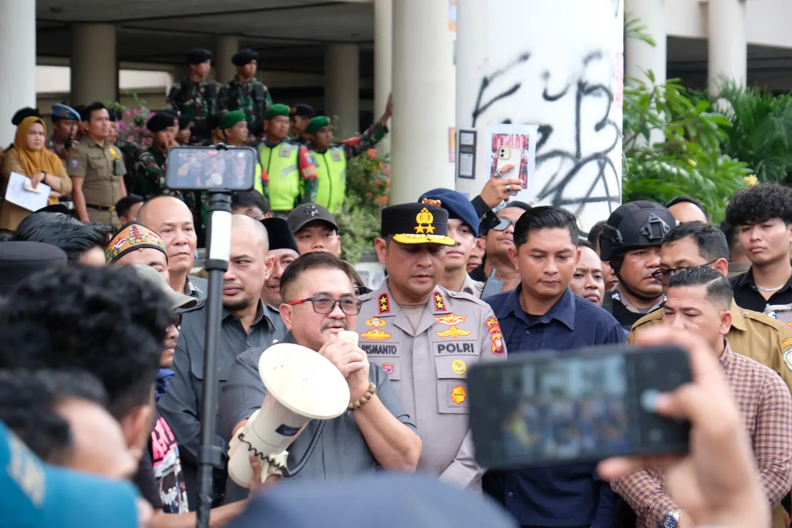 Aksi Mahasiswa Menggugat di DPRD Kalbar Berjalan Damai, Kapolda: “Tidak Ada yang Kebal Hukum