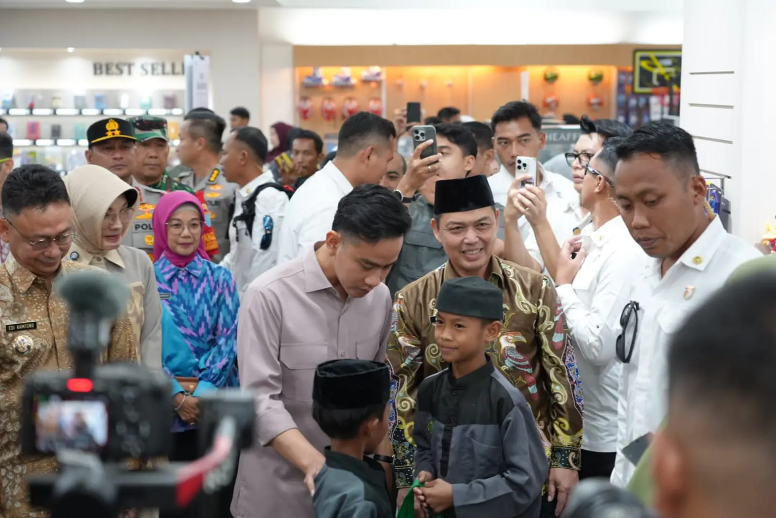 GUBERNUR RIA NORSAN BERSAMA WAPRES GIBRAN AJAK RATUSAN ANAK YATIM BELANJA DI MEGA MALL PONTIANAK