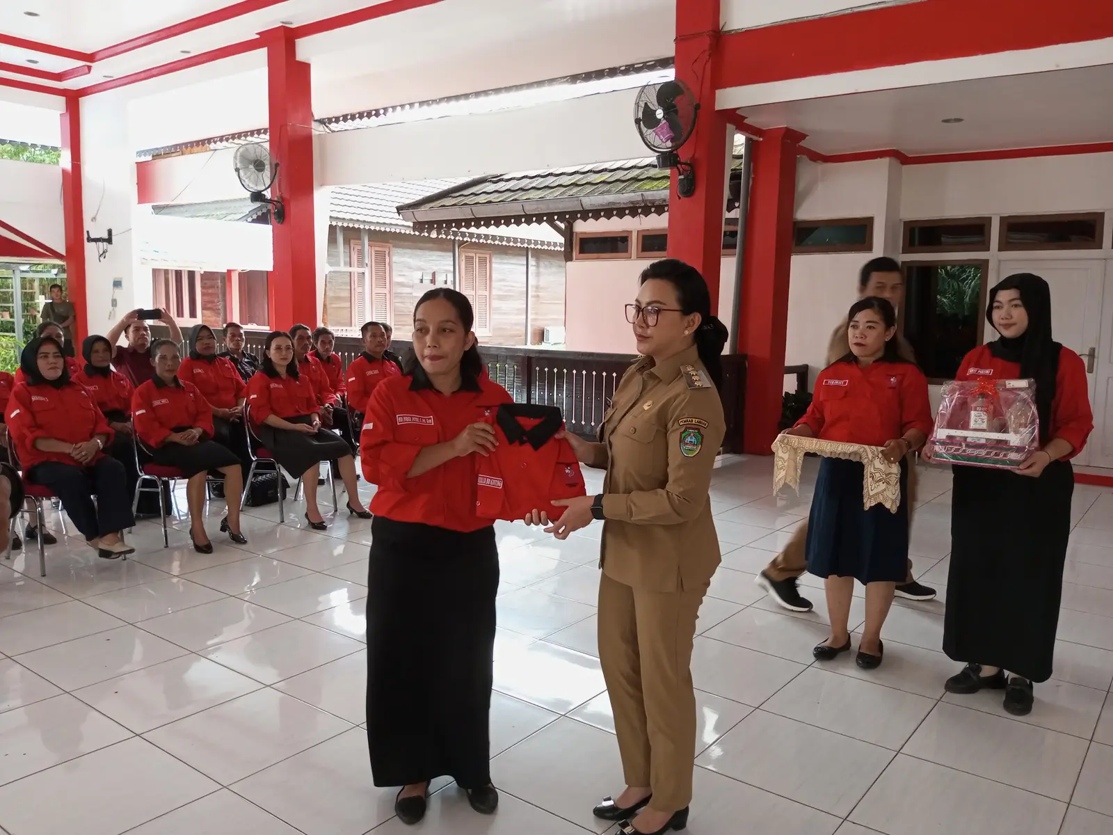 Kukuhkan Pengurus Komunitas Wanita Hebat, Bupati Karolin: Dapat Bersinergi dengan Pemda dan Bermanfaat bagi Masyarakat