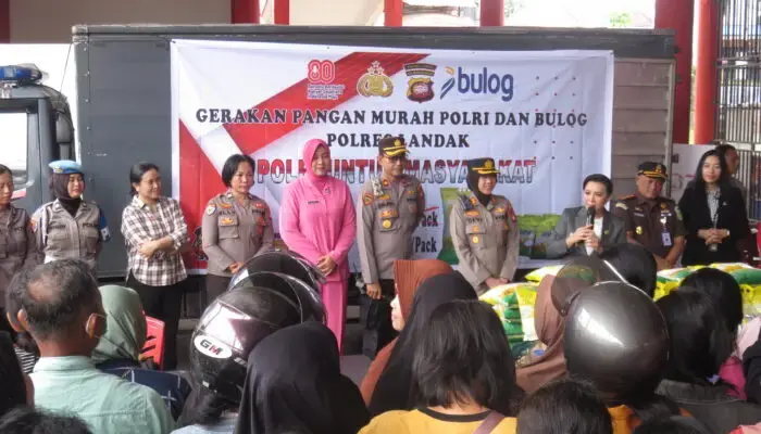 Bupati Karolin Apresiasi Polres Landak dan Bulog Gelar Pangan Murah