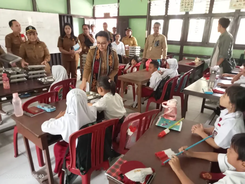 Bupati Landak Tinjau Program Makan Bergizi Gratis di SDN 02 Ngabang