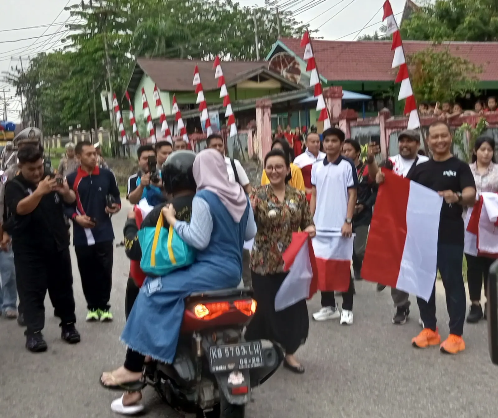 Pemkab Landak Bagikan 1.200 Bendera, Bupati Karolin Ajak Warga Kobarkan Semangat Merah Putih