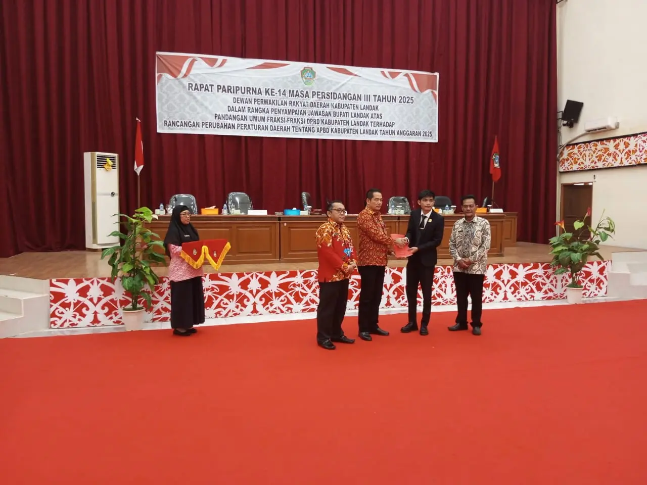 Pemkab Landak Melalui PJ Sekda Sampaikan Jawaban Atas Pandangan Fraksi-fraksi DPRD Terkait Perubahan APBD 2025