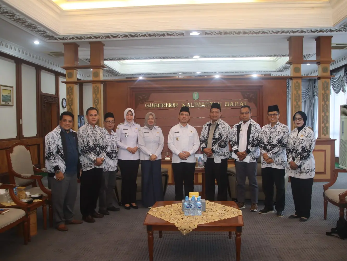 GUBERNUR RIA NORSAN TERIMA AUDIENSI KETUA PGRI PROVINSI KALBAR