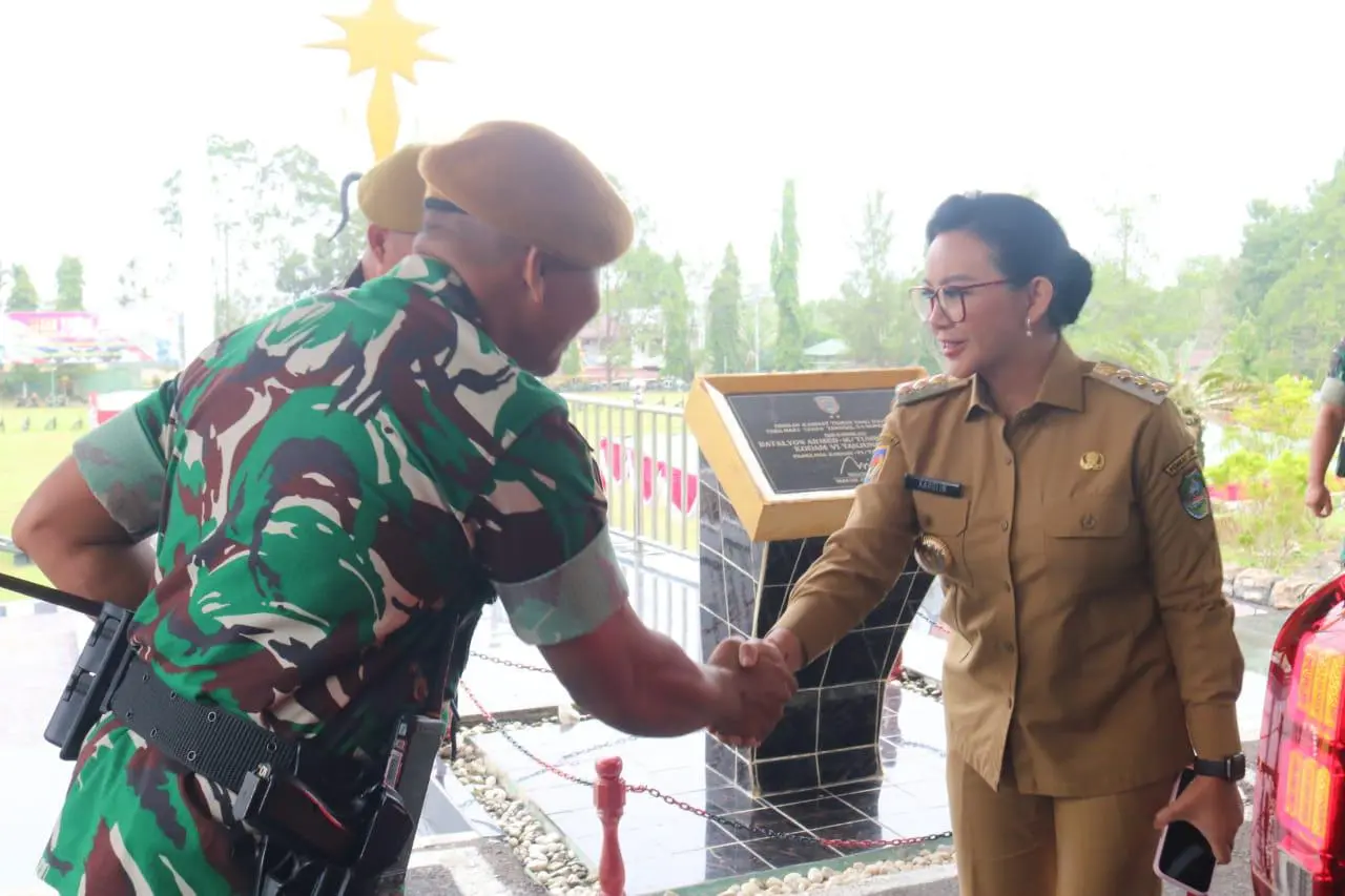 Bupati Karolin Menghadiri Sertijab Danyon Armed 16/Tumbak Kaputing