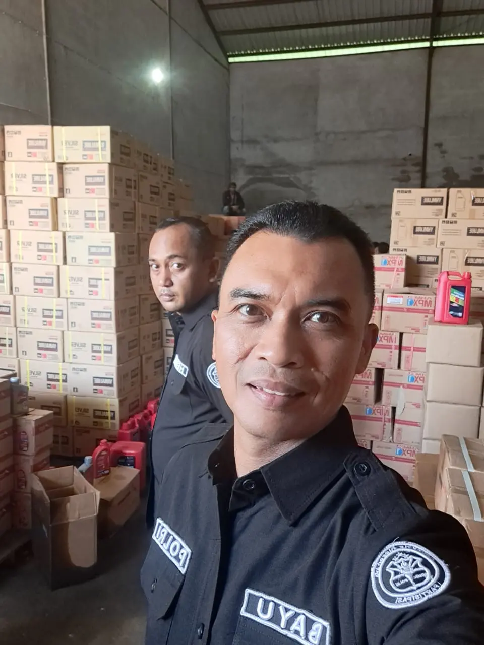 Ditreskrimsus Polda Kalbar Lakukan Olah TKP di Gudang Oli Diduga Palsu di Kubu Raya