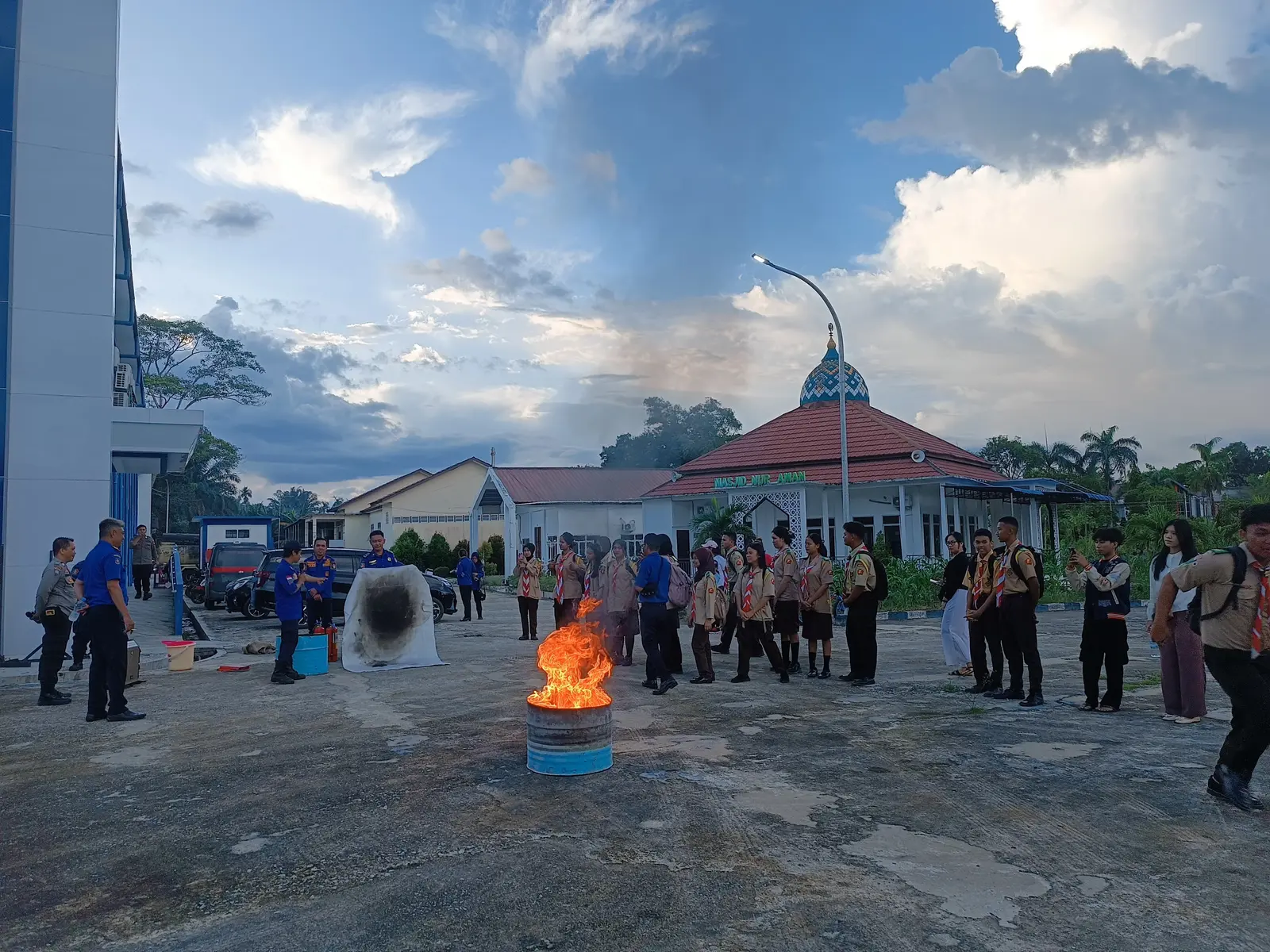 Latihan Peningkatan dan Kemampuan Anggota Saka Bhayangkara Polres Landak Dalam Latihan penanggulangan kebakaran