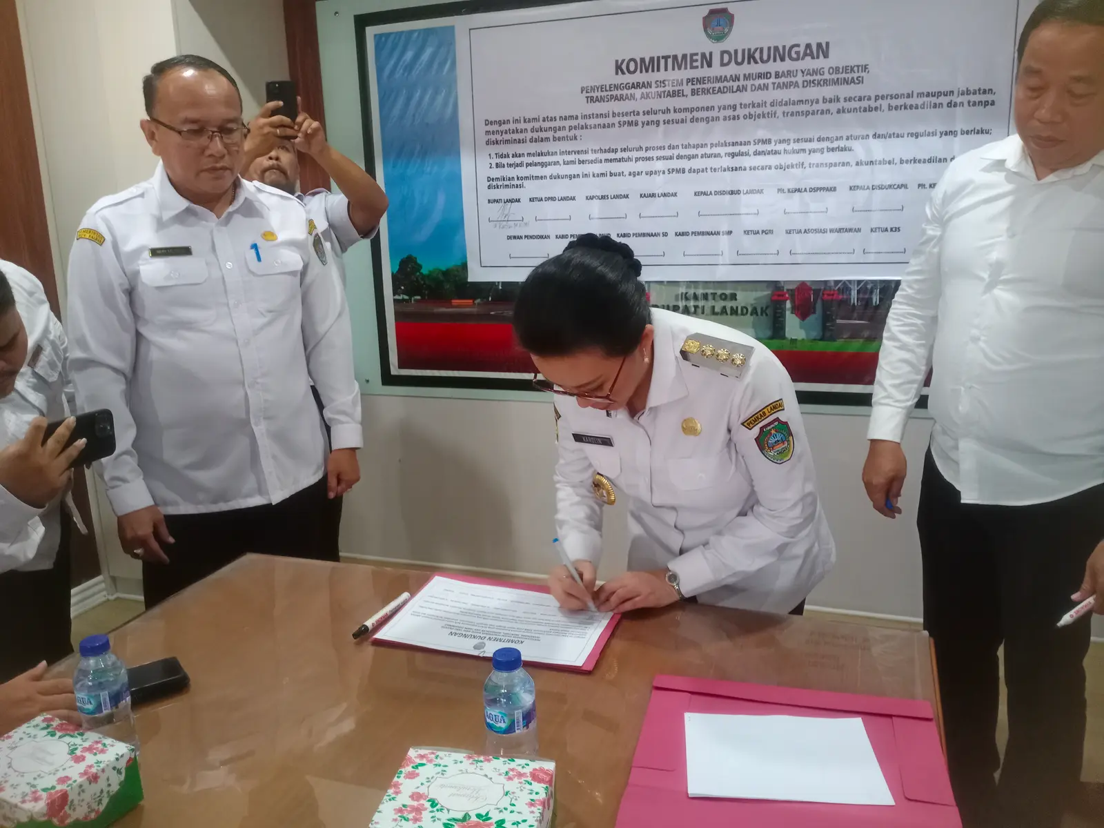 Bupati Landak Karolin Pimpin Rakor Penandatanganan Fakta Integritas dan Komitmen Pelaksanaan SPMB