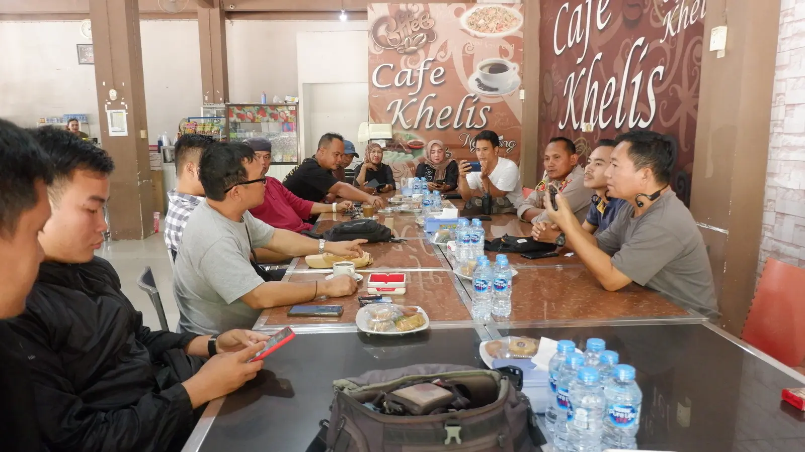 Ngopi dan Ngobrol Santai, Kapolres Landak Diskusi Bersama Jurnalis ” Pers Bukan Alat Pemerasan”