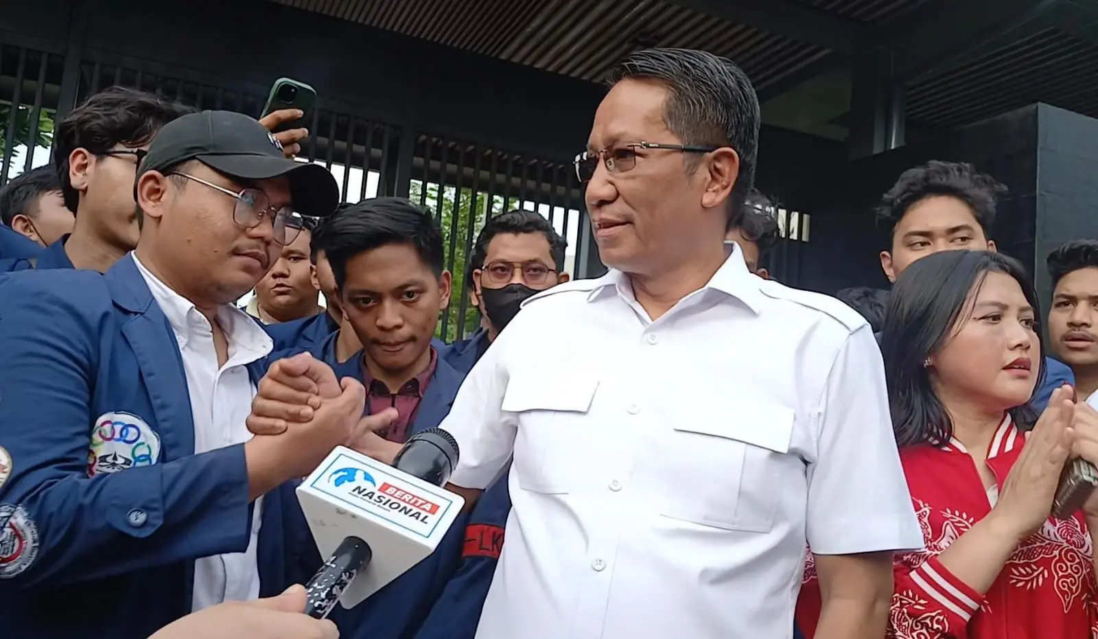 Menkum Supratman Berdialog dengan Mahasiswa Trisakti tentang RUU TNI