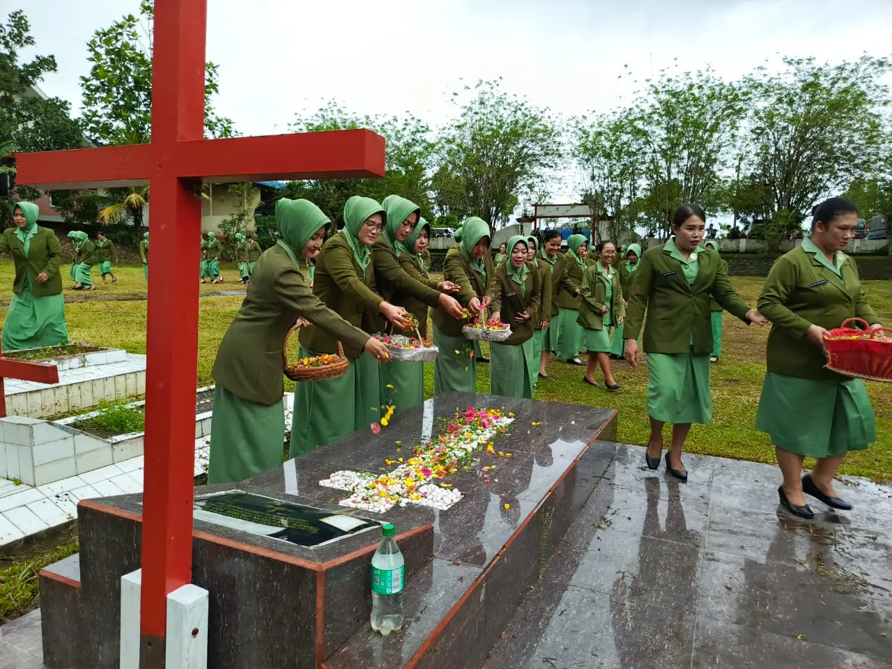 HUT Persit ke 79, Persit KCK Cabang LVII Dim 1210/Landak Ziarah Dan Tabur Bunga di Taman Makam Juang Ngabang