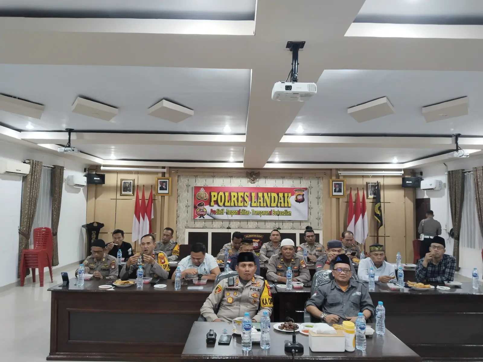Kapolres Landak dan Awak Media Hadiri Buka Puasa Bersama Kapolri Secara Virtual Serentak se-Indonesia