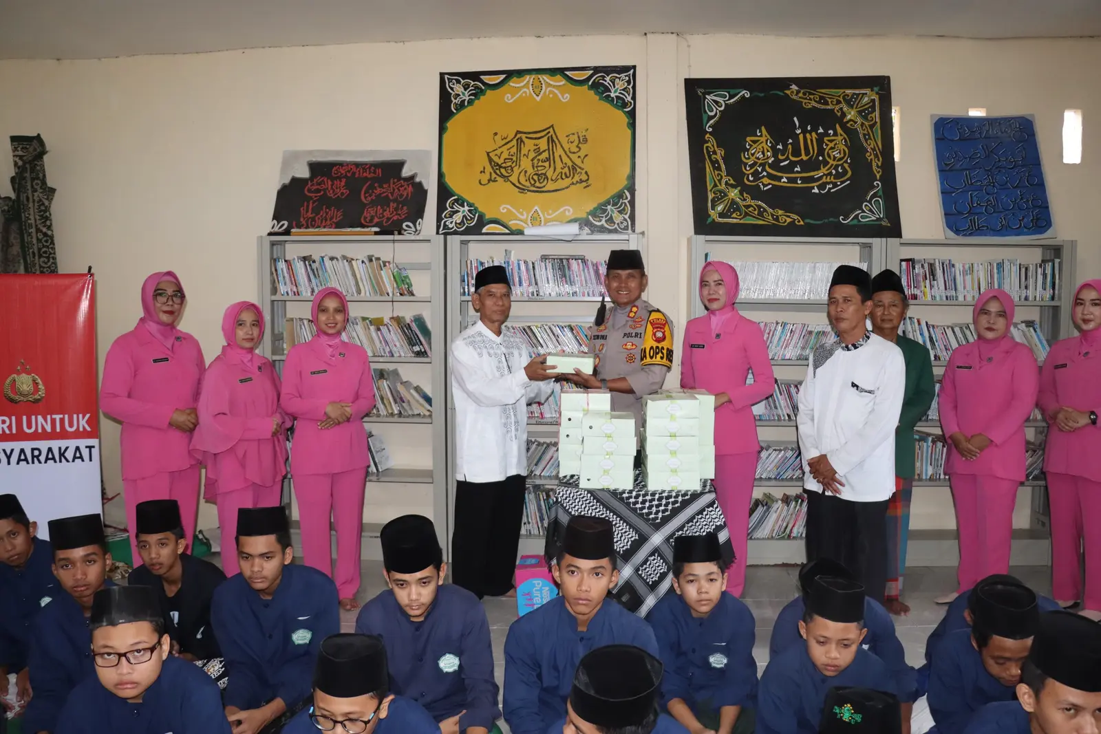 Kapolres Landak Berbagi dengan Santri Al Muslimun Wujud Kepedulian di Bulan Ramadhan