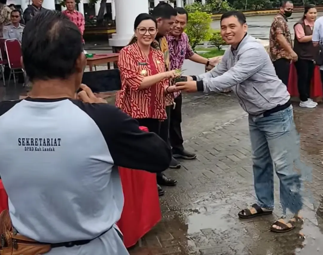 Bupati Landak Karolin Bagikan 1000 Bibit Cabai Kepada Warga, Dorong Pemanfaatan Pekarangan