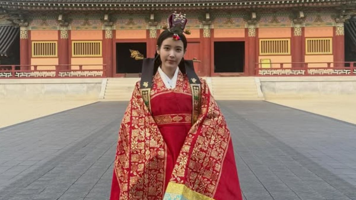 Kaya Nggak Asing? IU Tulis Caption "Di Mana Ini.." pada Foto Terbaru, Berikut Alasan Lengkapnya!