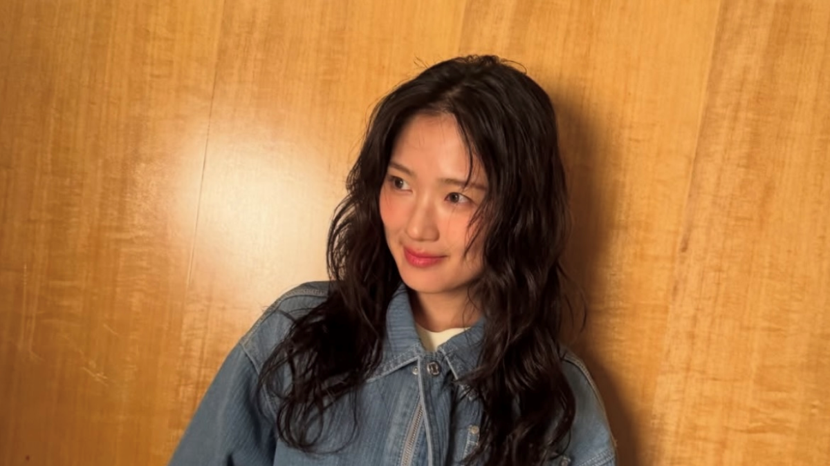 Jauh dari Kesan Horor di Film Salmokji, Aktris Kim Hye Yoon Tampil Segar dengan Gaya Fashion Denim!